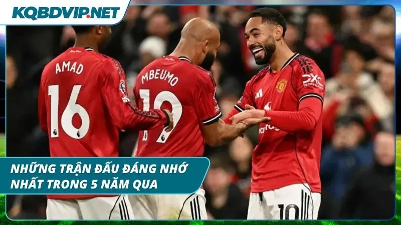 Khoảnh khắc tranh chấp quyết liệt giữa hai đội trên sân